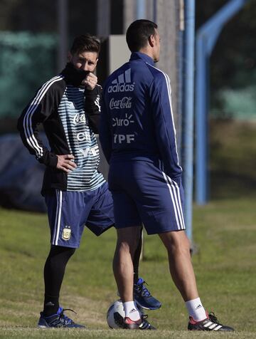 El capitán de la selección argentina, Lionel Messi, participa en un entrenamiento, en las instalaciones de la Asociación del Fútbol Argentino (AFA)