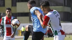 El jugador de Deportes Iquique Matias Donoso disputa el balon contra Luis del Pino de Palestino.