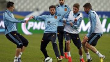 SIN PISTAS. La Selección se entrenó ayer por la tarde en el estadio de Saint Denis y comprobó que el césped no está en las mejores condiciones. Vicente del Bosque borró huellas de su posible once con un repar to de petos muy poco indicativo.