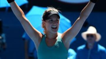 Eugenie Bouchard celebra su victoria sobre la tenista serbia Ana Ivanovic en el Abierto de Australia.