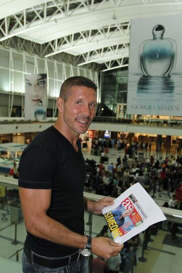 Simeone posa para AS el 26 de diciembre de 2011 en el aeropuerto de Ezeiza, antes de tomar el avión rumbo a Madrid para ser presentado como entrenador del Atlético.