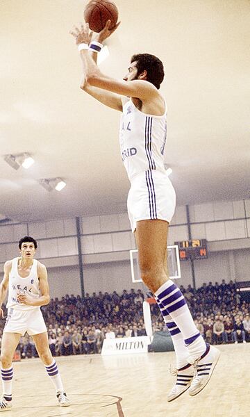 Jugó en el Real Madrid hasta 1987 con 35 años