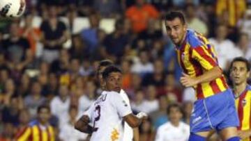 <b>ES LA PERLA DE LA CANTERA CHE. </b>Paco Alcácer es, a sus 17 años, el gran talento emergente de la cantera del Valencia. Protagonista en la conquista del Europeo Sub-19, el viernes vivió su primera presentación en Mestalla que coronó con un gol al Roma. Este año jugará en el filial en 2ªB, pero Emery cuenta con él.