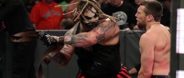 Bray 'The Fiend' Wyatt golpea con una correa a Daniel Bryan durante su combate en WWE Royal Rumble 2020.