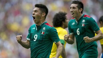 Oribe Peralta festeja uno de sus goles ante Brasil en Londres 2012