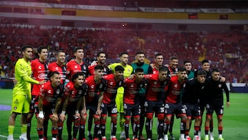 AME1312. GUADALAJARA (MÉXICO), 18/02/2025.- Jugadores de Atlas posan este martes, en un partido de la jornada 8 del Torneo Clausura 2025 de la liga del fútbol mexicano entre Atlas y Necaxa, en el Estadio Jalisco, en Guadalajara (México). EFE/ Francisco Guasco