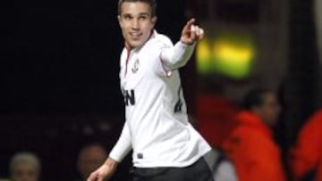 Van Persie evita la eliminación del United en el tiempo añadido