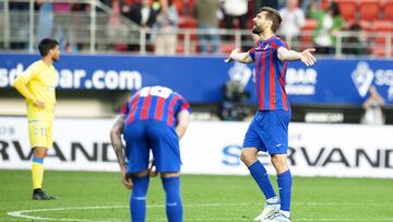 Llorente alza los brazos ante la UD Las Palmas.