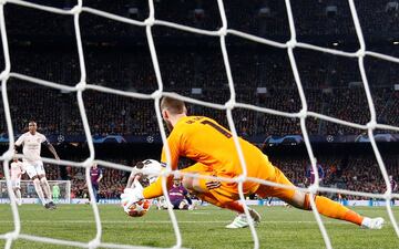 2-0. Leo Messi marcó el segundo gol tras un fallo  de David de Gea. El chut, bastante flojo y centrado del argentino, se le cuela por debajo del cuerpo al portero español del United.