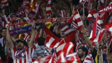 <b>INCANSABLE. </b>Los aficionados del Atlético animan a su equipo en la final de la Copa del Rey de Barcelona.