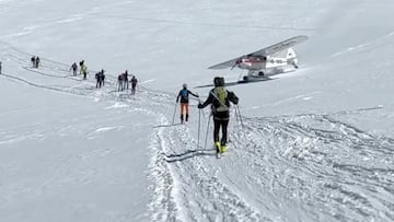 Avioneta despegando entre esquiadores en el Monte Rosa