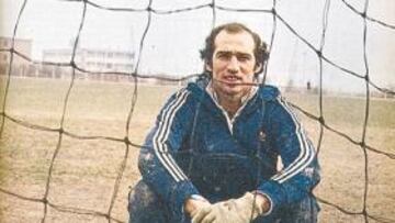 <b>GOLEADOR. </b>Bianchi posa en El Gráfico con la Bota de Bronce que consiguió en el 74 y la de Plata del 78.