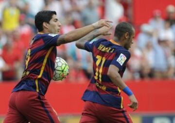 Luis Suárez felicita a Neymar tras el 2-1.