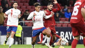 Jugadores de Osasuna y Rayo Majadahonda pujan por un balón.