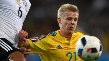 Zinchenko, junto a Khedira.