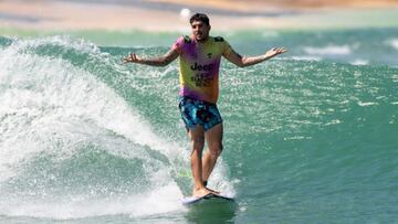 El surfista brasileño Gabriel Medina surfeando en el Surf Ranch Pro, la piscina de olas artificiales de Kelly Slater. En la foto abre los brazos en señal de no entender nada.