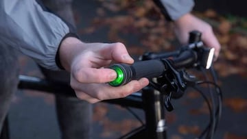 Un hombre presiona uno de los tapones para manillar de bici MTB Polar Plug.