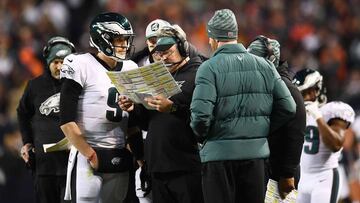CHICAGO, ILLINOIS - JANUARY 06: Head coach Doug Pederson talks to Nick Foles #9 of the Philadelphia Eagles against the Chicago Bears in the fourth quarter of the NFC Wild Card Playoff game at Soldier Field on January 06, 2019 in Chicago, Illinois. Stacy Revere/Getty Images/AFP
== FOR NEWSPAPERS, INTERNET, TELCOS & TELEVISION USE ONLY ==