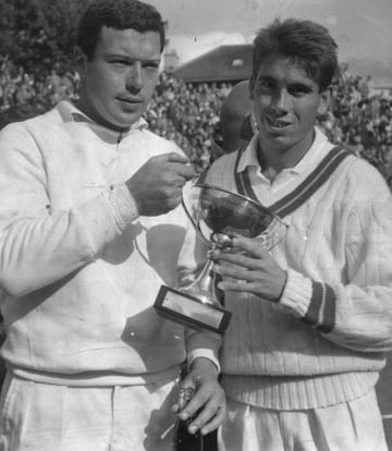 Santana (derecha), con el trofeo de campeón en 1961.
