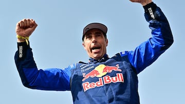 Nani Roma celebra su segunda posición del Dakar 2026 con Ford.