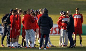 Estados Unidos se medía a Eslovenia con la condición de que tenía que ganar para intentar acceder de fase. Por su parte, los europeos, que habían derrotado a Argelia, una victoria les daba paso a los octavos de final. Para ello, el seleccionador Bob Bradley confiaba en las virtudes de su hijo Michael en el centro del campo y en la potencia y rapidez de Jozy Altidore en la punta de ataque