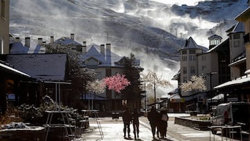 Está ubicado en el Parque Nacional y Natural de Sierra Nevada en la Cordillera Penibética. Su cercanía a la estación de esquí hacen de este pico una opción muy atractiva para los montañeros, ciclistas y senderistas que quieren disfrutar de la alta montaña con cierta comodidad. Está formado por rocas metamórficas, como los micaesquistos y cuarcitas.