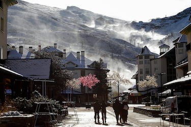 También conocido como pico del Veleta, está ubicado en el Parque Nacional y Natural de Sierra Nevada en la Cordillera Penibética. Su cercanía a la estación de esquí hacen de este pico una opción muy atractiva para los montañeros, ciclistas y senderistas que quieren disfrutar de la alta montaña con cierta comodidad. Está formado por rocas metamórficas, como los micaesquistos y cuarcitas. 