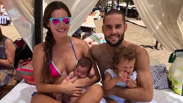 Mario Su¨¢rez, Malena Costa y sus dos hijos en la playa