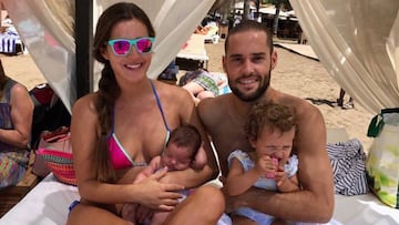 Mario Suárez, Malena Costa y sus dos hijos en la playa