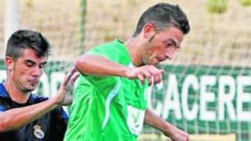 <b>ROTURA. </b>El capitán del Cacereño, Rocha, estará KO dos meses.