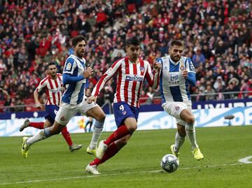 Asistencia de Vitolo, con un pase entre l¨ªneas espectacular; Morata controla bien y le pega a puerta con todo.