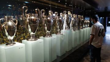 Un visitante observa las 13 Copas de Europa que tiene el Madrid en su Museo.