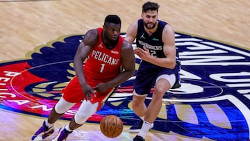 Zion Williamson defendido por Maxi Kleber, durante el partido de la NBA que ha enfrentado a New Orleans Pelicans y Dallas Mavericks.