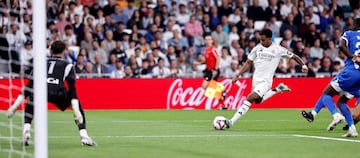 3-0. Jugada individual del brasileño al comienzo de la segunda mitad. Arranca por su banda con el balón pegado a las botas, cambia de ritmo para dejar atrás a Carlos Benavídez y define con su pierna derecha, raso y por debajo de las piernas de Antonio Sivera.