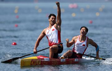 Comentario atribuido a Paul Gilham, director global de deportes en Getty Images. Para un fotógrafo capturar el momento exacto en que un atleta alcanza la victoria es una experiencia inigualable. En esta foto capturada por Justin Setterfield, fotógrafo de Getty Images, vemos a los dos atletas chinos, tras cruzar la línea de meta, que explotan en una celebración que refleja la culminación de años de esfuerzo y sacrificio. El contraste entre la calma del agua y la euforia de los atletas crea una imagen que no solo documenta una victoria, sino también la intensidad de la pasión y el orgullo de representar a su país en un escenario global.