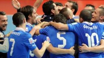 Los jugadores italianos celebran la victoria ante Colombia.