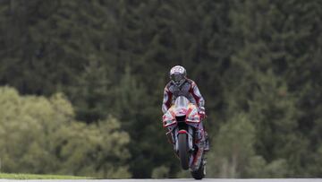 Enea Bastianini celebra su pole en la clasificación del GP de Austria de MotoGP, en el circuito de Spielberg