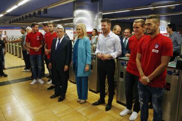 La presidenta de la Comunidad, Cristina Cifuentes, junto al presidente del Atlético de Madrid, Enrique Cerezo, y el entrenador del equipo, Diego Pablo Simeone y varios jugadores de la plantilla rojiblanca ,durante el acto de promoción del uso del metro para el acceso al estadio Wanda Metropolitano del Atletico de Madrid. 