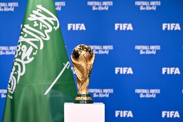 Imagen de la bandera de Arabia Saudita con el trofeo de la Copa del Mundo de la FIFA