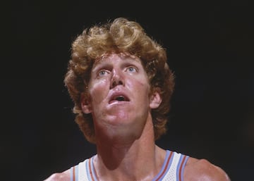 <b>- Años en la NBA:</b> 1974-1987 <br> <b>- Equipos:</b> Portland Trail Blazers, San Diego/Los Angeles Clippers y Boston Celtics. <b>- Medias de su carrera:</b> 13,3 puntos, 10,5 rebotes, 3,4 asistencias. <br> <b>- Mejor temporada:</b> (18,9 puntos, 13,2 rebotes, 5 asistencias. <br> <b>- Méritos:</b> Dos veces campeón, una vez MVP, una vez MVP de las Finales, dos veces all star, una vez en el Mejor Quinteto. <br> <br> Las malditas lesiones impidieron que la NBA pudiera disfrutar en una plenitud real del extraordinario Bill Walton, un jugador de equipo por definición y seguramente el mejor pívot pasador de siempre. Incluso así, frenado por los problemas físicos, fue MVP de Regular Season y Finales y ganó un segundo anillo como ilustre pieza de banquillo en los Celtics.