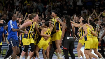 Las jugadoras del Fenerbah?e celebran el t¨ªtulo de la Euroliga.