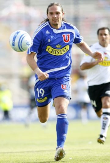 Rafael Olarra: El defensa central ha tenido tres pasos como jugador de Universidad de Chile. En el primero (1998-2000), logra el bicampeonato del Torneo Nacional en 1999 y 2000, más la Copa Chile de 1998 y 2000. En 2002, tras un discreto paso por España, vuelve a la U y permanece un año. Su última etapa fue entre los años 2007 al 2010, en donde gana el Apertura del 2009.