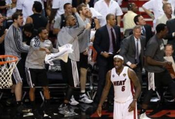 Celebración del banquillo de los Spurs ante LeBron James.