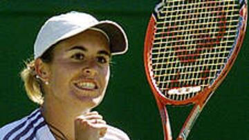La joven valenciana de 19 años sigue adelante en el torneo tras eliminar a la francesa Dechy en dos sets por 6-3 y 6-2. Ante Mónica Seles, en octavos, tendrá la prueba de fuego para medir sus posibilidades en Australia.