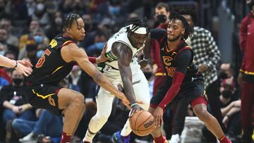 CLEVELAND, OHIO - JANUARY 26: Isaac Okoro #35 and Darius Garland #10 of the Cleveland Cavaliers double team Jrue Holiday #21 of the Milwaukee Bucks during the second quarter at Rocket Mortgage Fieldhouse on January 26, 2022 in Cleveland, Ohio. NOTE TO USER: User expressly acknowledges and agrees that, by downloading and/or using this photograph, user is consenting to the terms and conditions of the Getty Images License Agreement. Jason Miller/Getty Images/AFP
== FOR NEWSPAPERS, INTERNET, TELCOS & TELEVISION USE ONLY ==