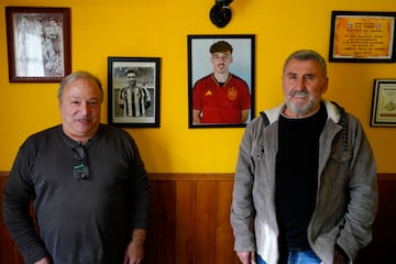 El padre de Diego Lpez, junto a Pablo Rodrguez en el bar que tiene el progenitor del actual jugador del Valencia en Turon. 