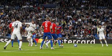 Sergio Ramos remat¨® de cabeza al palo.