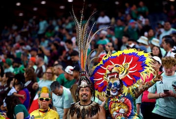 Un grupo de seguidores de México ataviados de una forma un tanto singular anima a su equipo en el partido que le enfrentó a la selección de Jamaica en la Copa América. Contra pronóstico, el equipo dirigido por Jaime Lozano sufríó más de la cuenta para conseguir la victoria (1-0), para alegría de sus incondicionales aficionados.