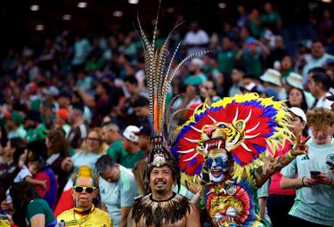 Un grupo de seguidores de México ataviados de una forma un tanto singular anima a su equipo en el partido que le enfrentó a la selección de Jamaica en la Copa América. Contra pronóstico, el equipo dirigido por Jaime Lozano sufríó más de la cuenta para conseguir la victoria (1-0), para alegría de sus incondicionales aficionados.