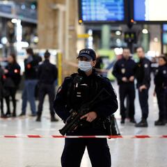 Al menos seis heridos en un ataque con un cuchillo en París
